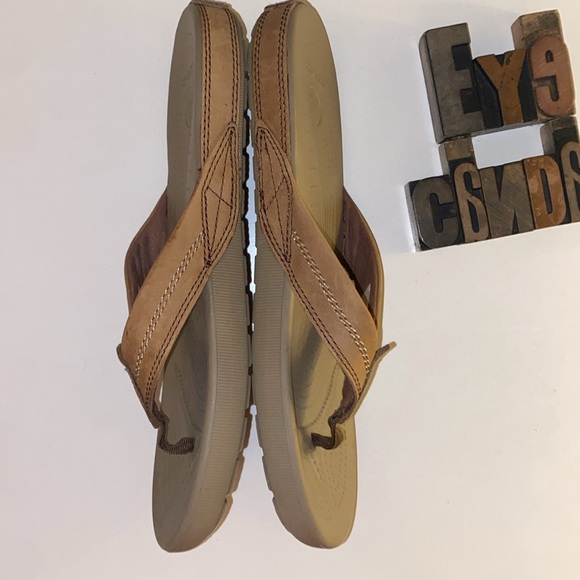 🆕🐊CROCS Women’s Leather/Croslite Flip Flop Sandals - Picture 3 of 8